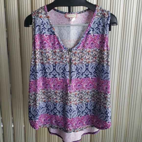 Tops - Sleeveless blouse